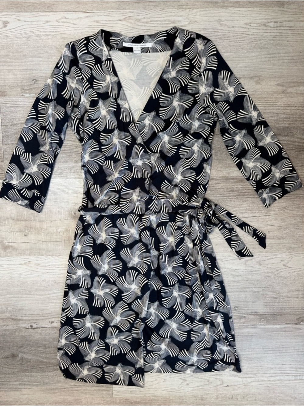 Diane von Furstenberg Silk New Julian Two 3/4 Sleeve Wrap Dress Women’s size 12